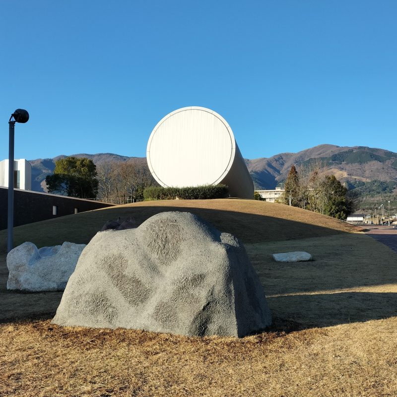 山はみている　奈義町現代美術館