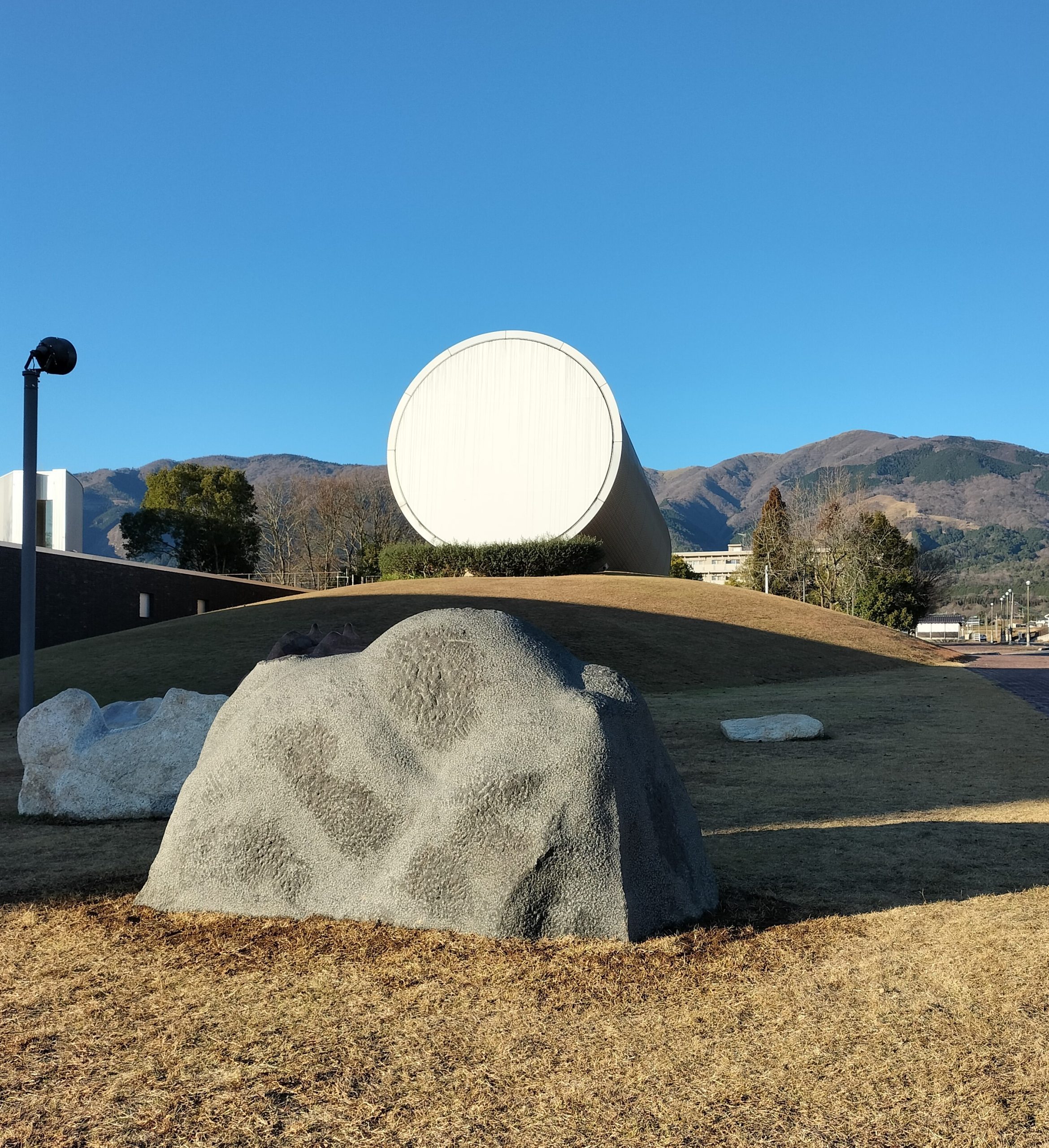 山はみている　奈義町現代美術館